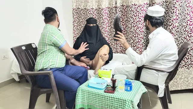 Müslüman kadınlar kocasının önünde doktor tarafından sikildi çünkü hamile kalamadı (Üçlü Seks) Bölüm -2
